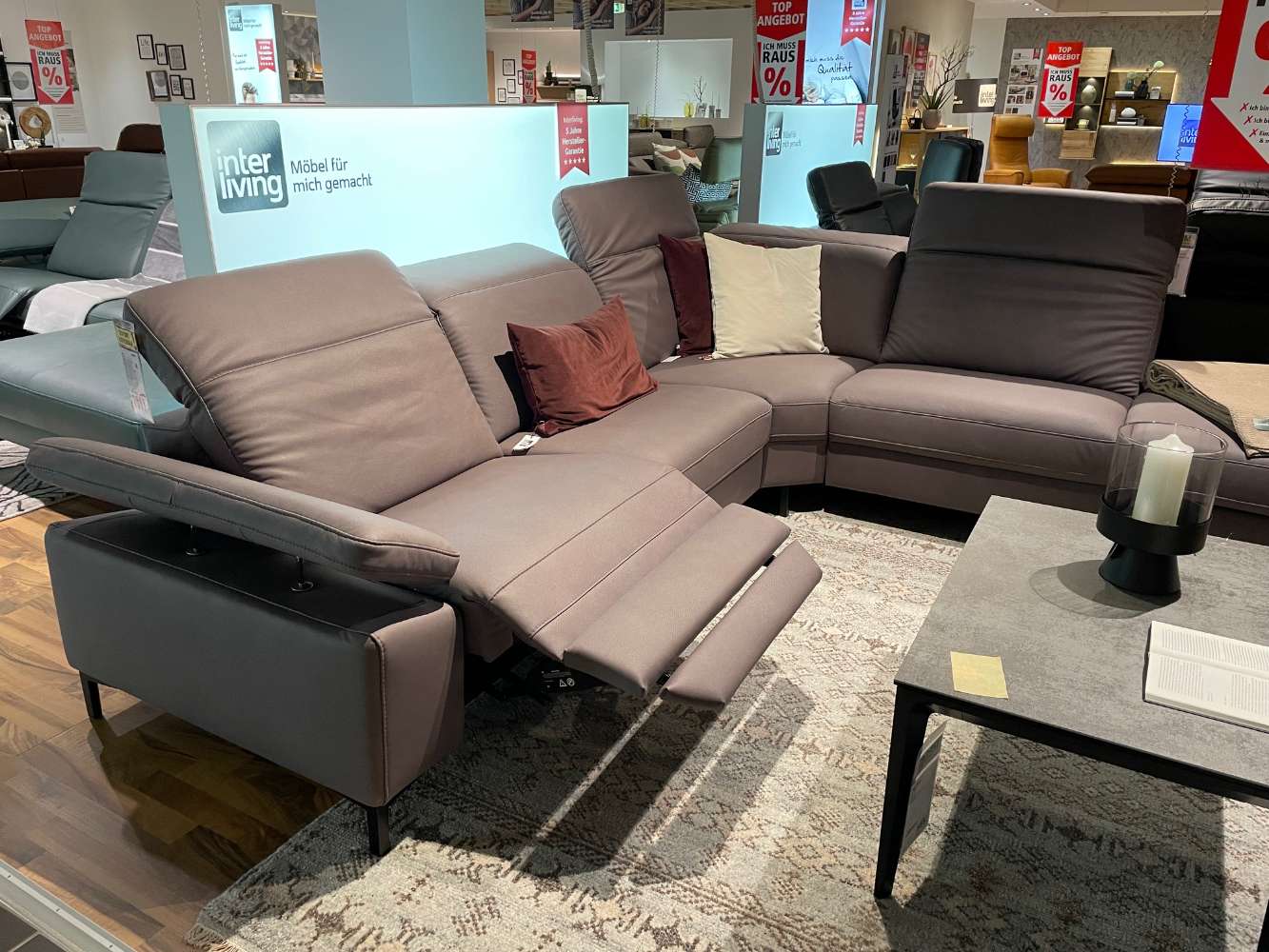 Garnitur mit Relaxfunktion und Anstellhocker