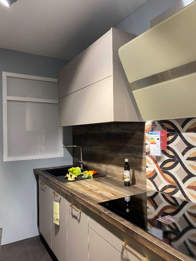 Impuls Küche, modern, 2-zeilig,  inkl. E-Geräte und zwei Stühle