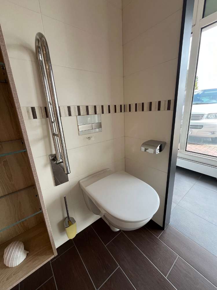 V&B ViCare Wand WC Spülrandlos + Stützklappgriff Chrom 75CM