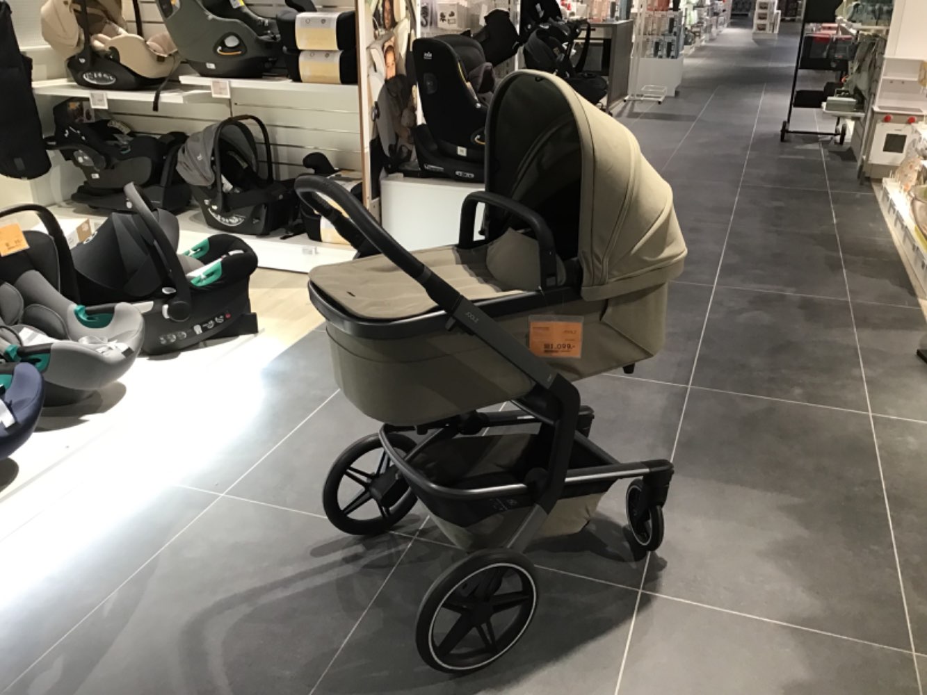 XXXLutz Ausstellungsstück Möbel Kinderwagen Day5 green