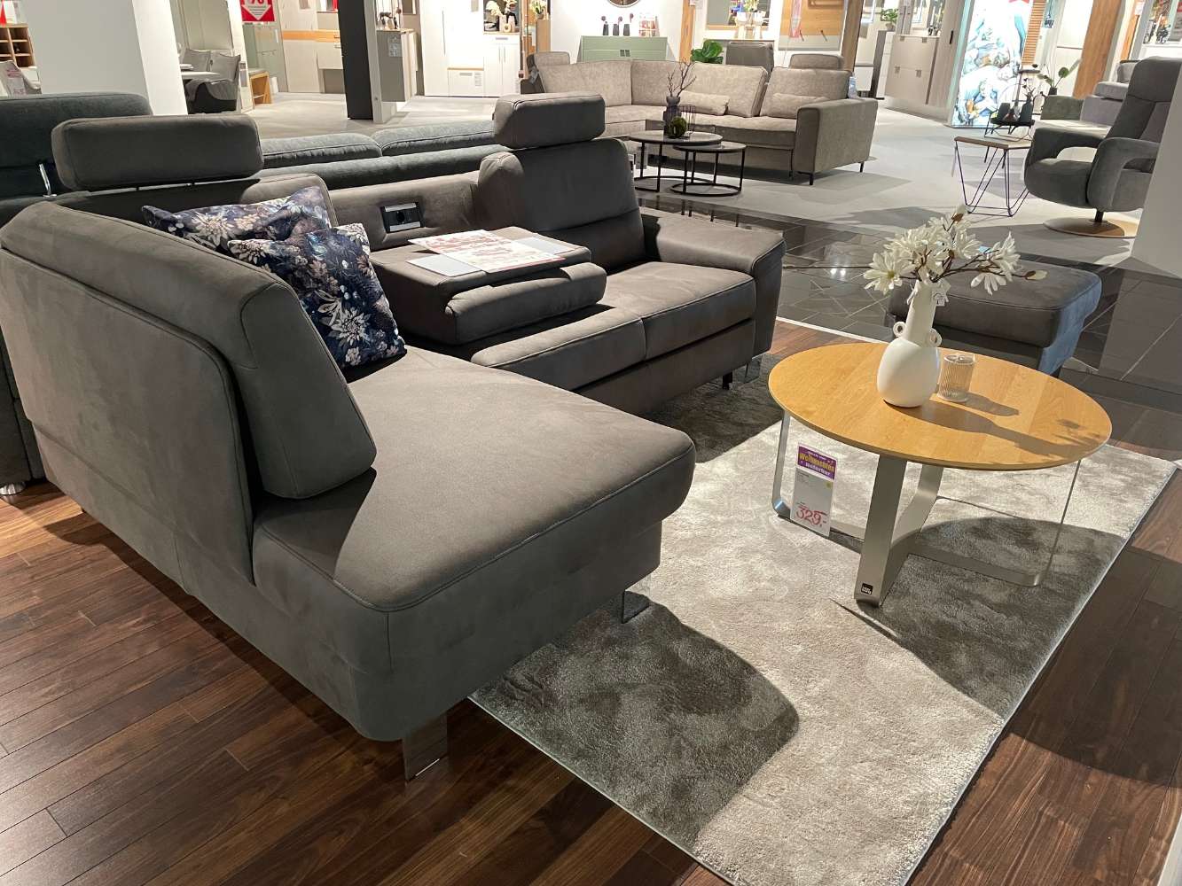 Polstergarnitur mit Querschläferfunktion und Bettkasten + Hocker