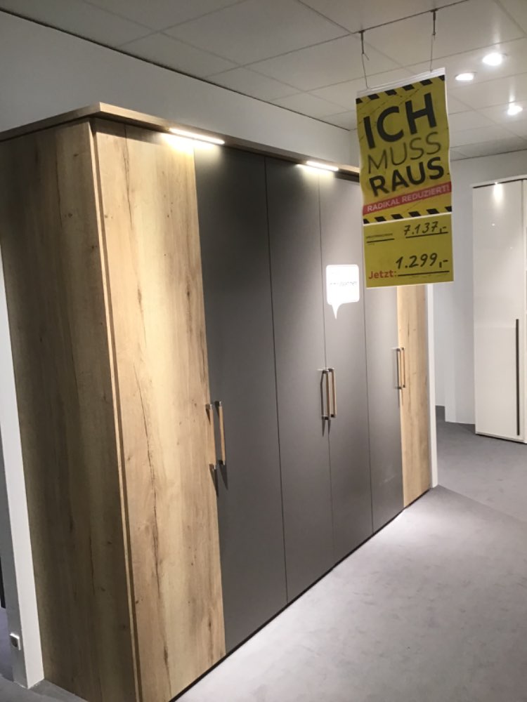 Drehtürenschrank