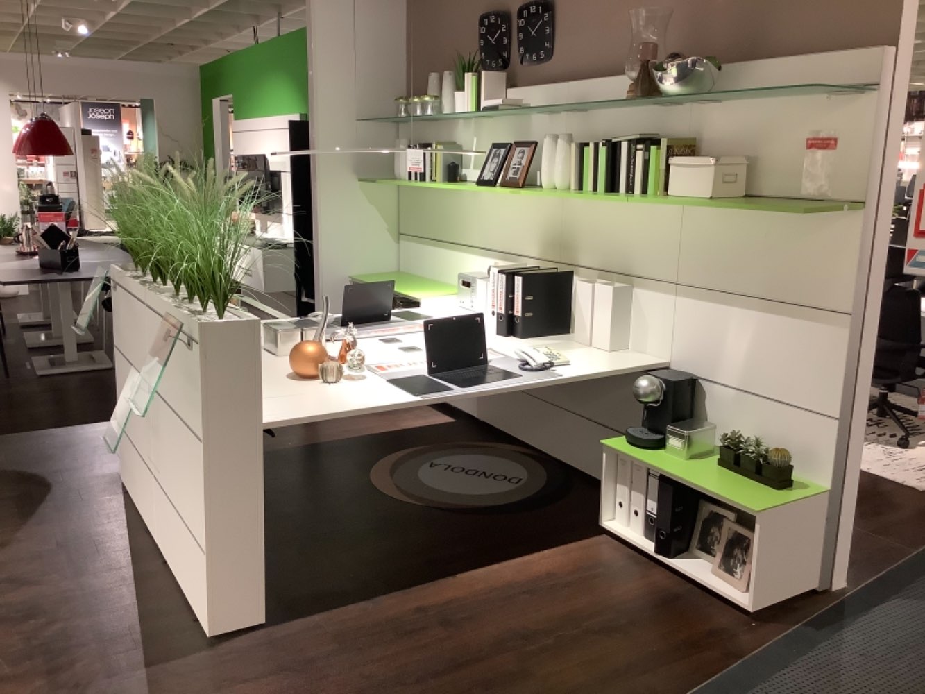 Muliwa Wandsystem mit integrierten Schreibtischen