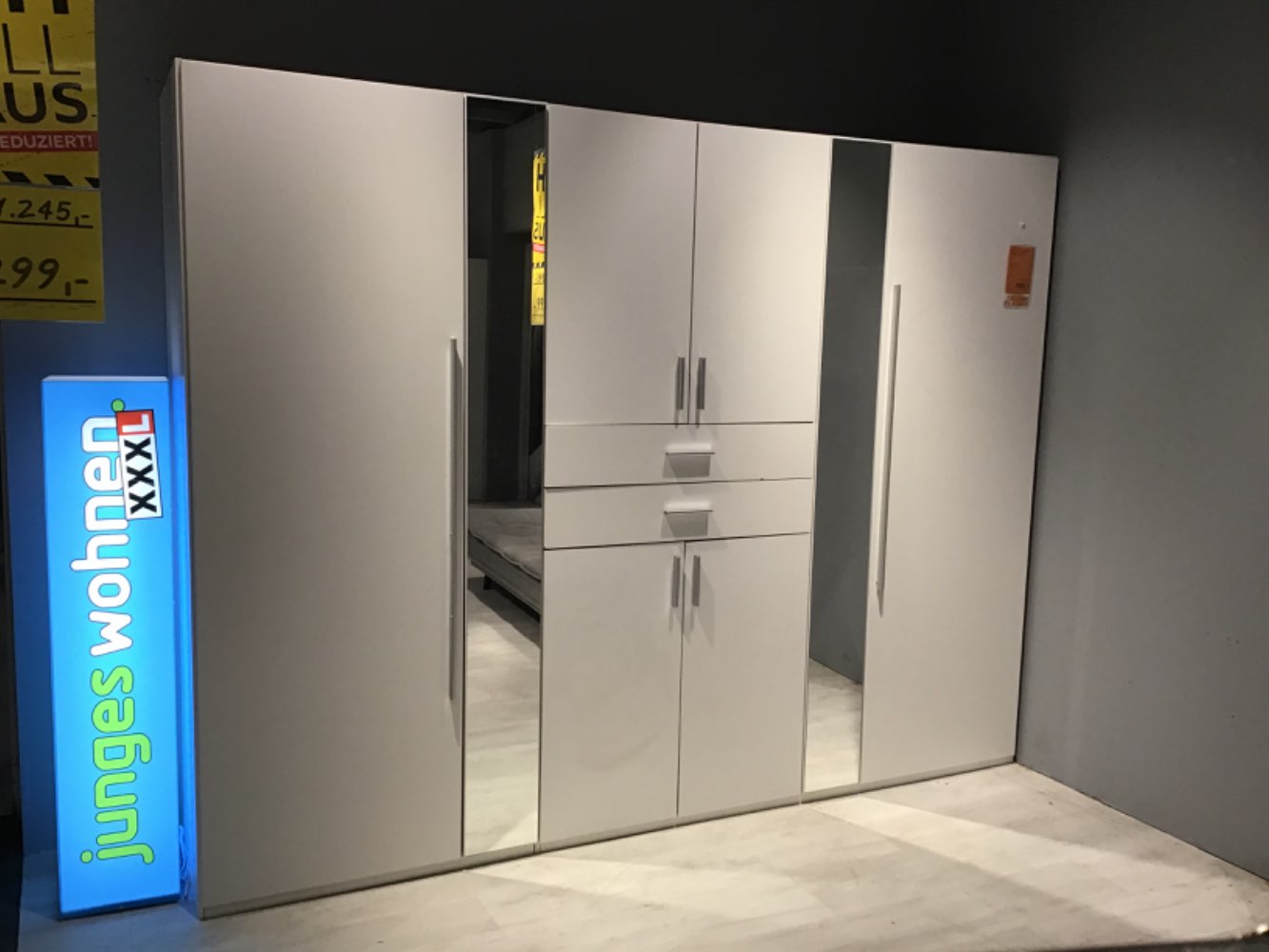 XXXLutz Ausstellungsstück Möbel Kleiderschrank Vanea weiß