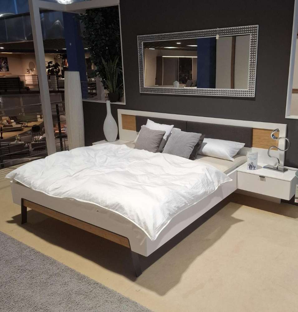 Schlafzimmer Lack weiß / Abs.Eiche inkl.Kommode und Zubehör