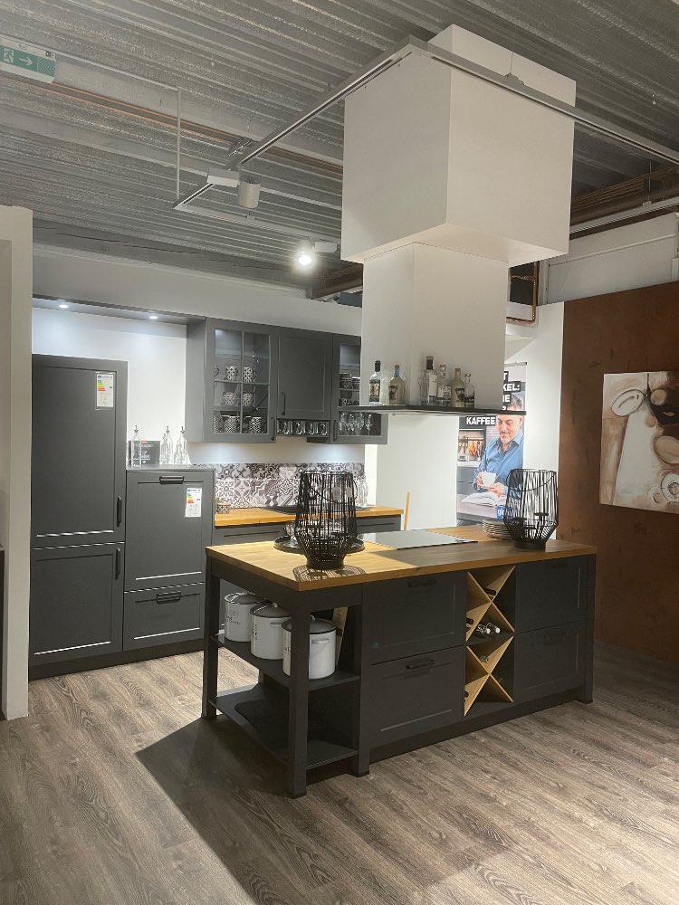 Musterküche Landhaus Mattlack Lava schwarz satin