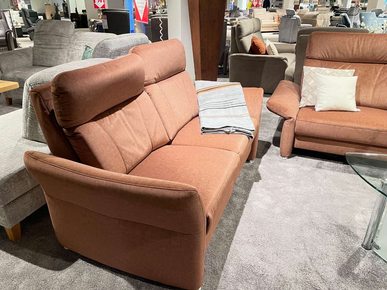 2x 2,5 Sitzer Garnitur mit motorischen Funktion + Sessel