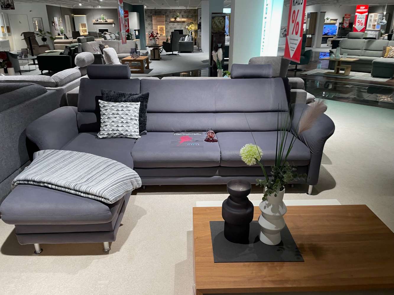 Polstergarnitur mit Querschläferfunktion und Bettkasten