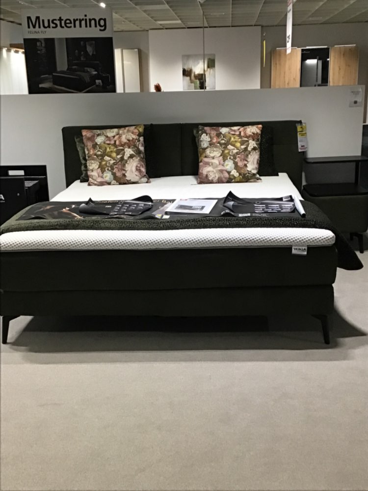 Boxspringbett mit Nachtkonsole