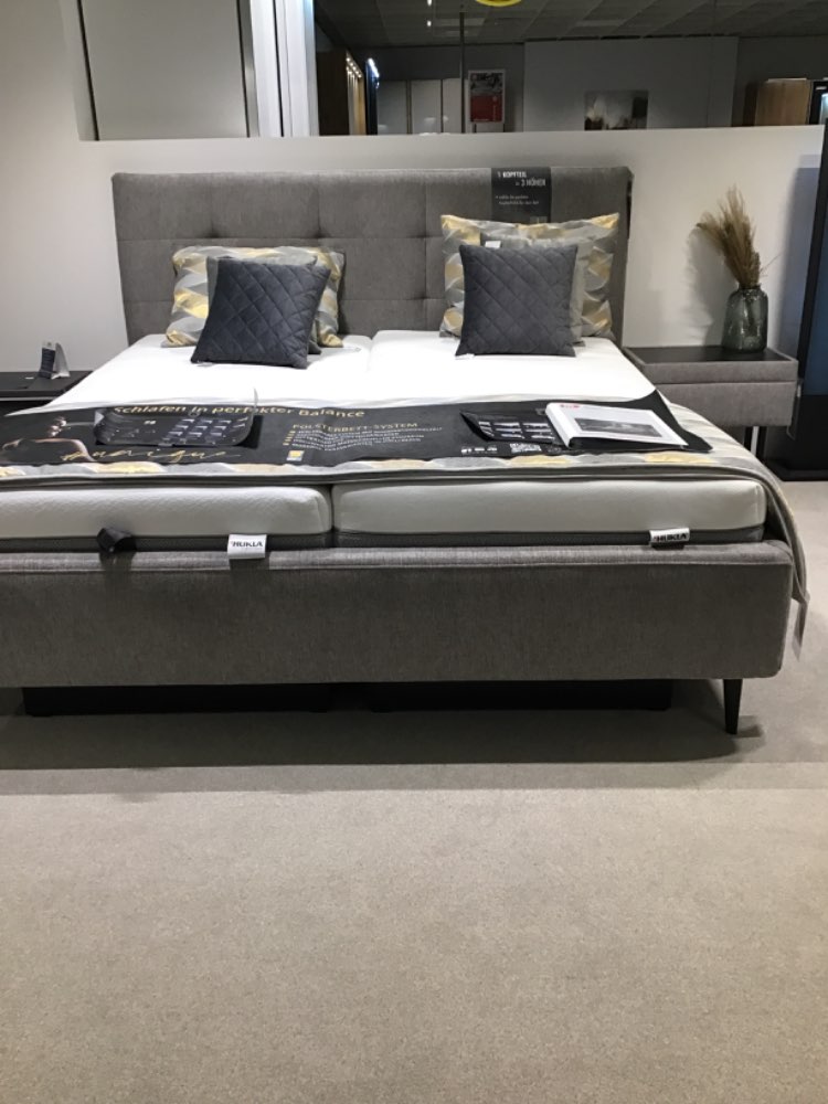 Polsterbett mit Nachtkonsole