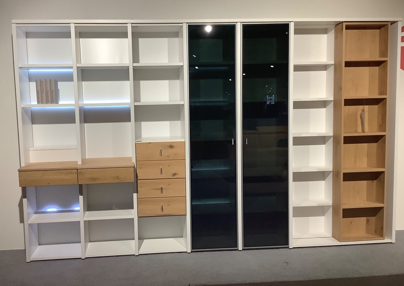 Regalkombination mit Glastüren