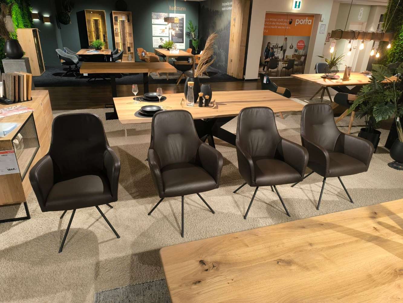 Stuhl – Gruppe „Renata“, Orig. Gealux, 360° drehbar, Leder braun