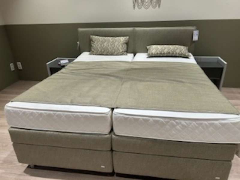 Boxspringbett  inkl. Nachtschränke,Kissen und Plaid