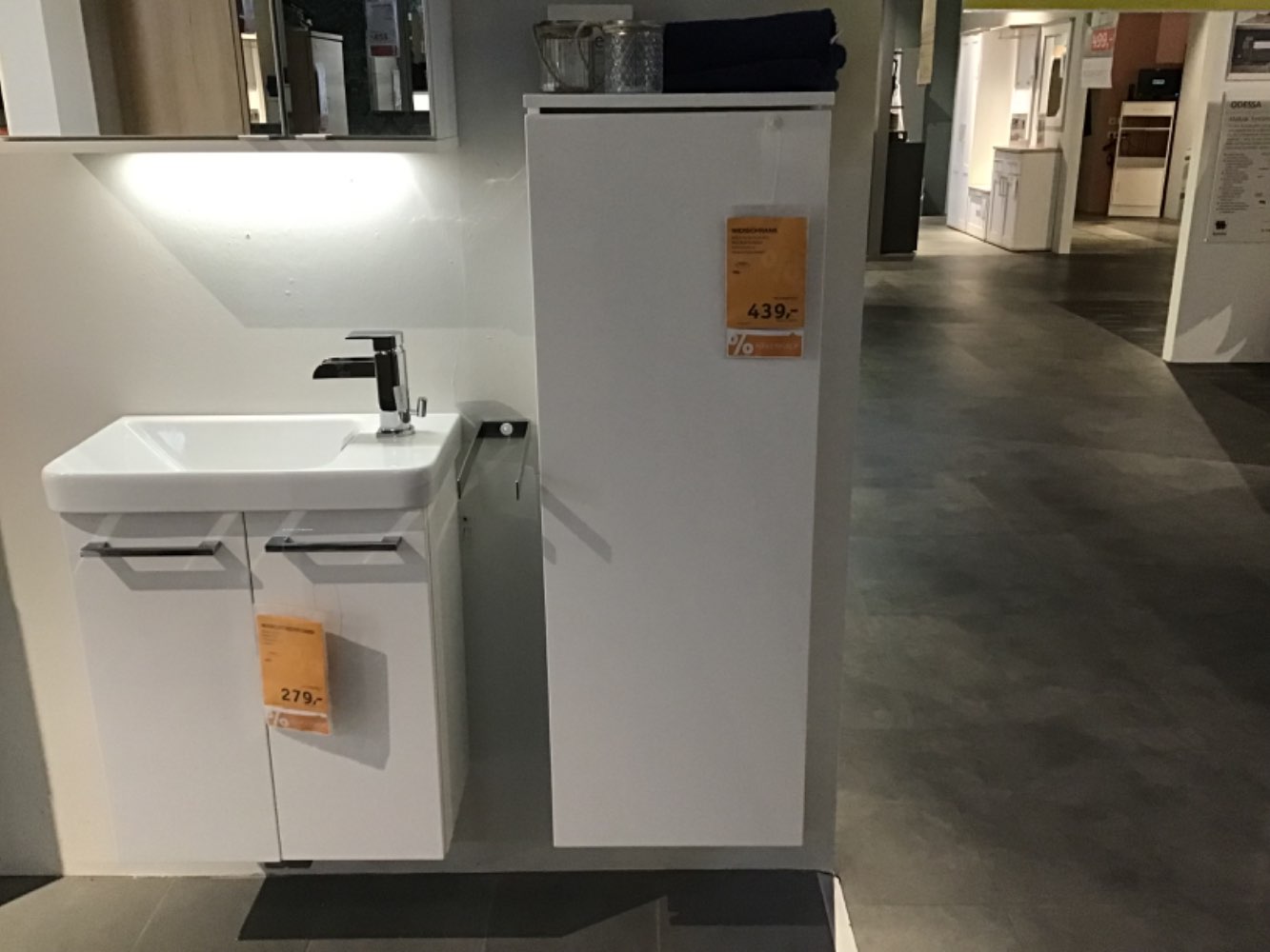 XXXLutz Ausstellungsstück Möbel Midischrank Lara weiß Hochglanz