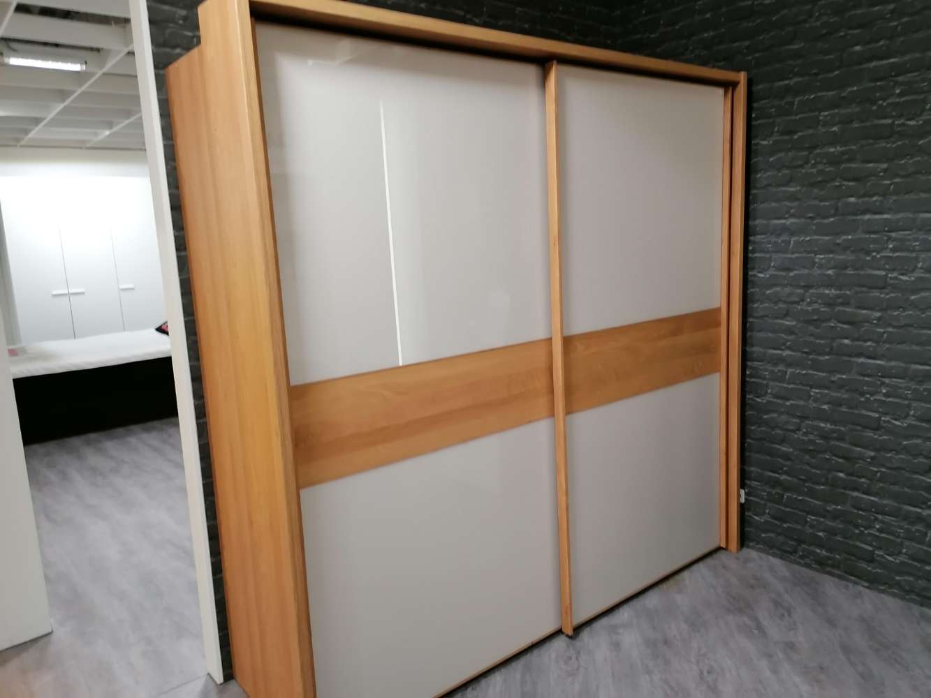 Schwebetürenschrank