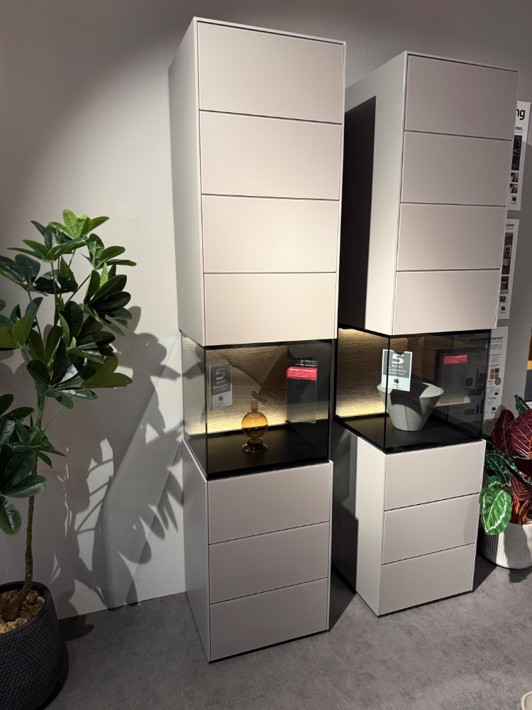 Vitrine Anschlag links „Q-Media“ von Musterring