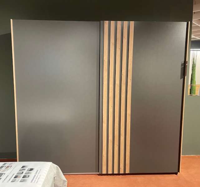 Schwebetürenschrank