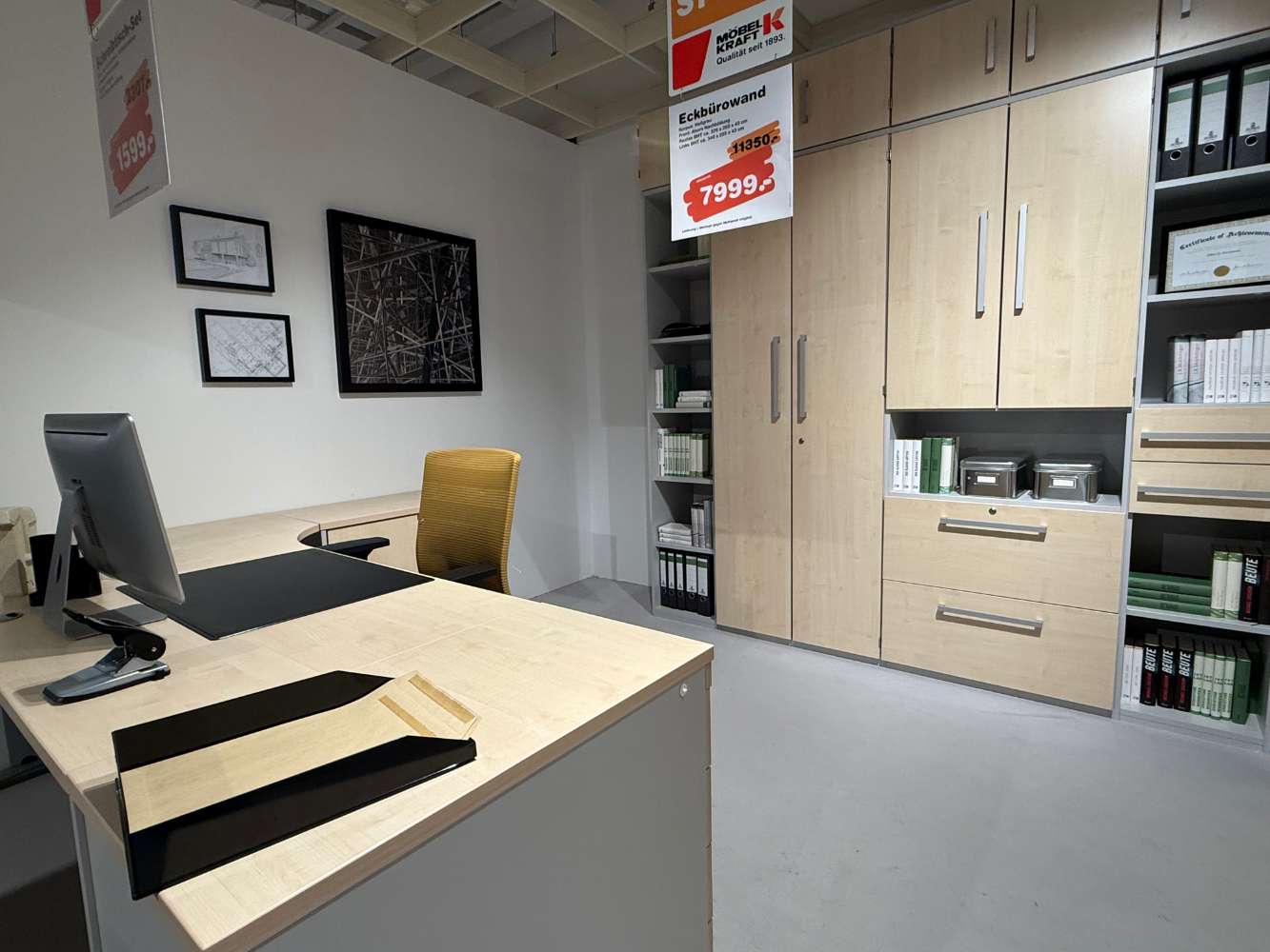 Bürowand mit Highboard u. Schreibtisch