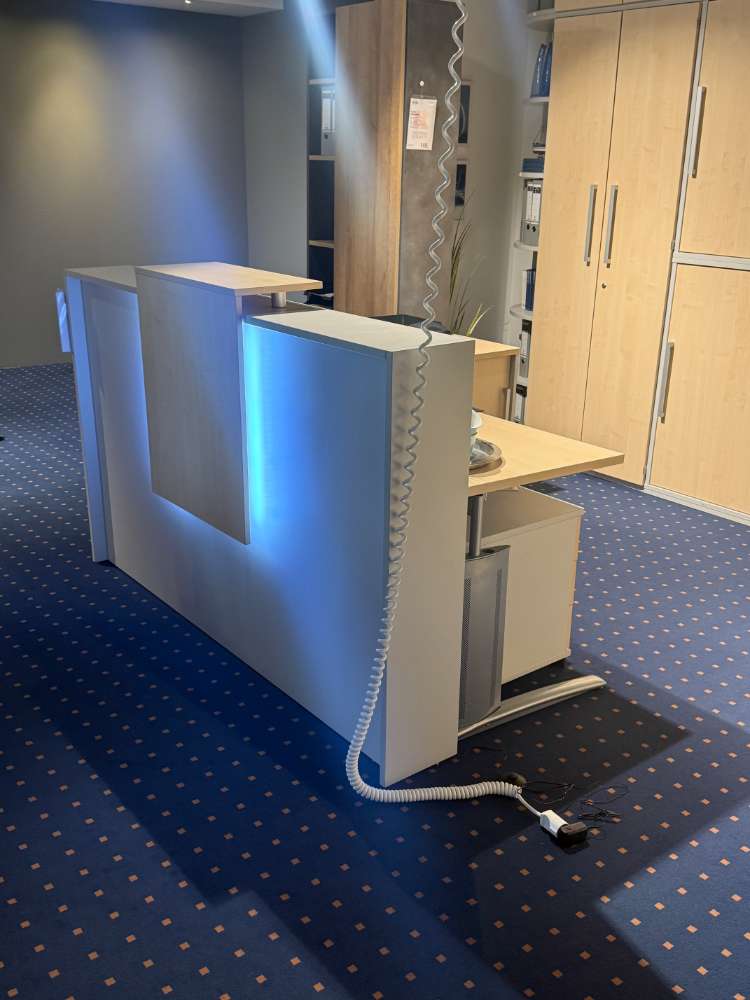 Schreibtisch mit Counter