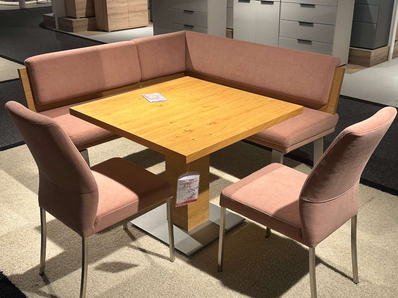 Säulentisch mit fester Platte