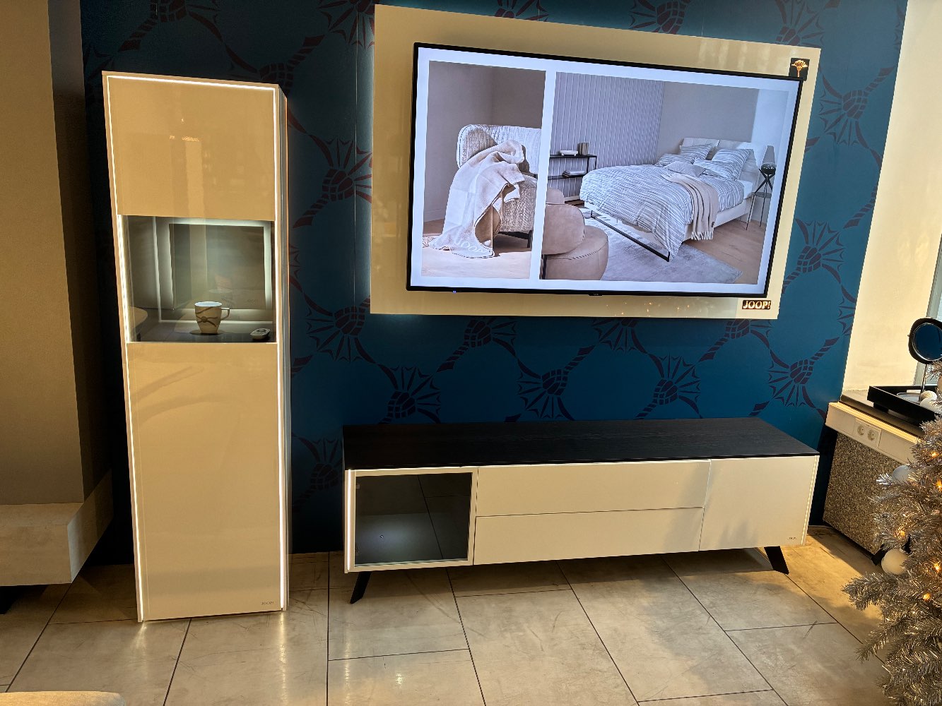 Lowboard mit Vitrine und TV Paneel