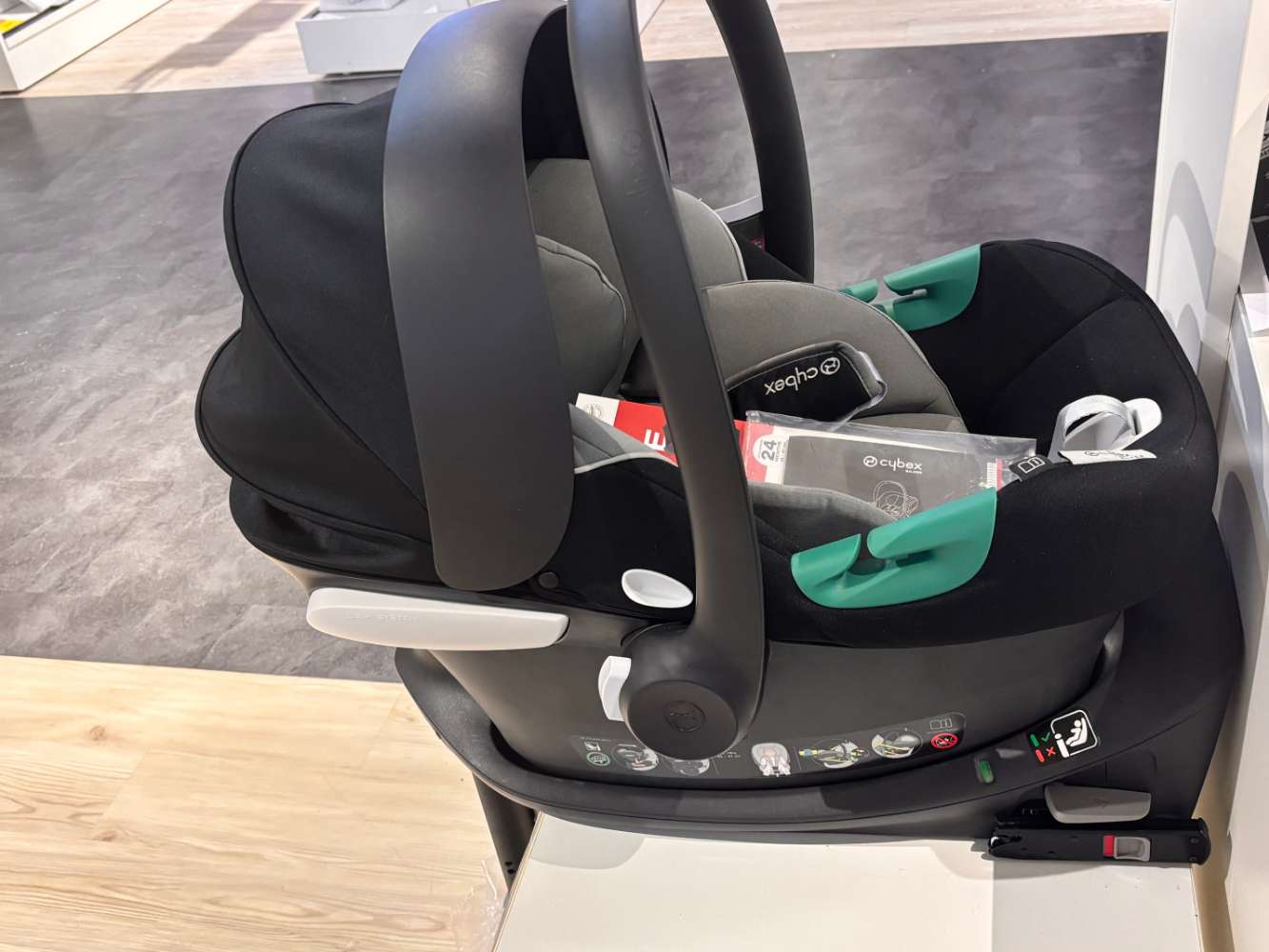 cybex GOLD ISOFIXSTATION Base One & cybex GOLD BABYSCHALE Aton B2