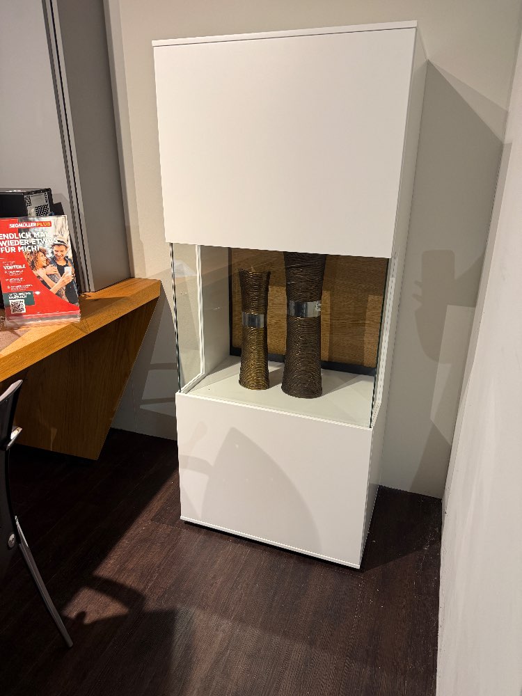 Vitrine „Planum“ von Lino Baros