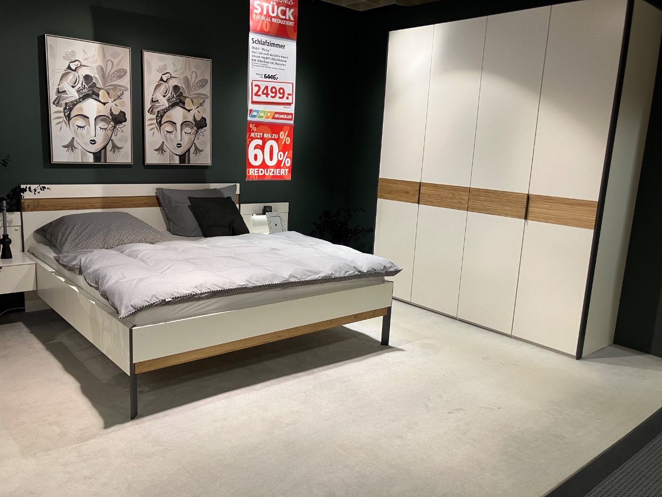 Schlafzimmer mit 4-trg. Schrank und Kommode