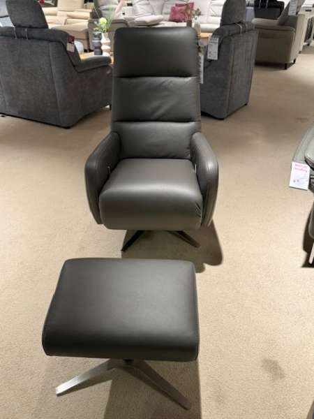 Sessel mit Funktionen und Hocker