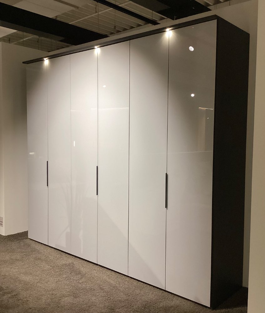 Drehtürenschrank Glassystem