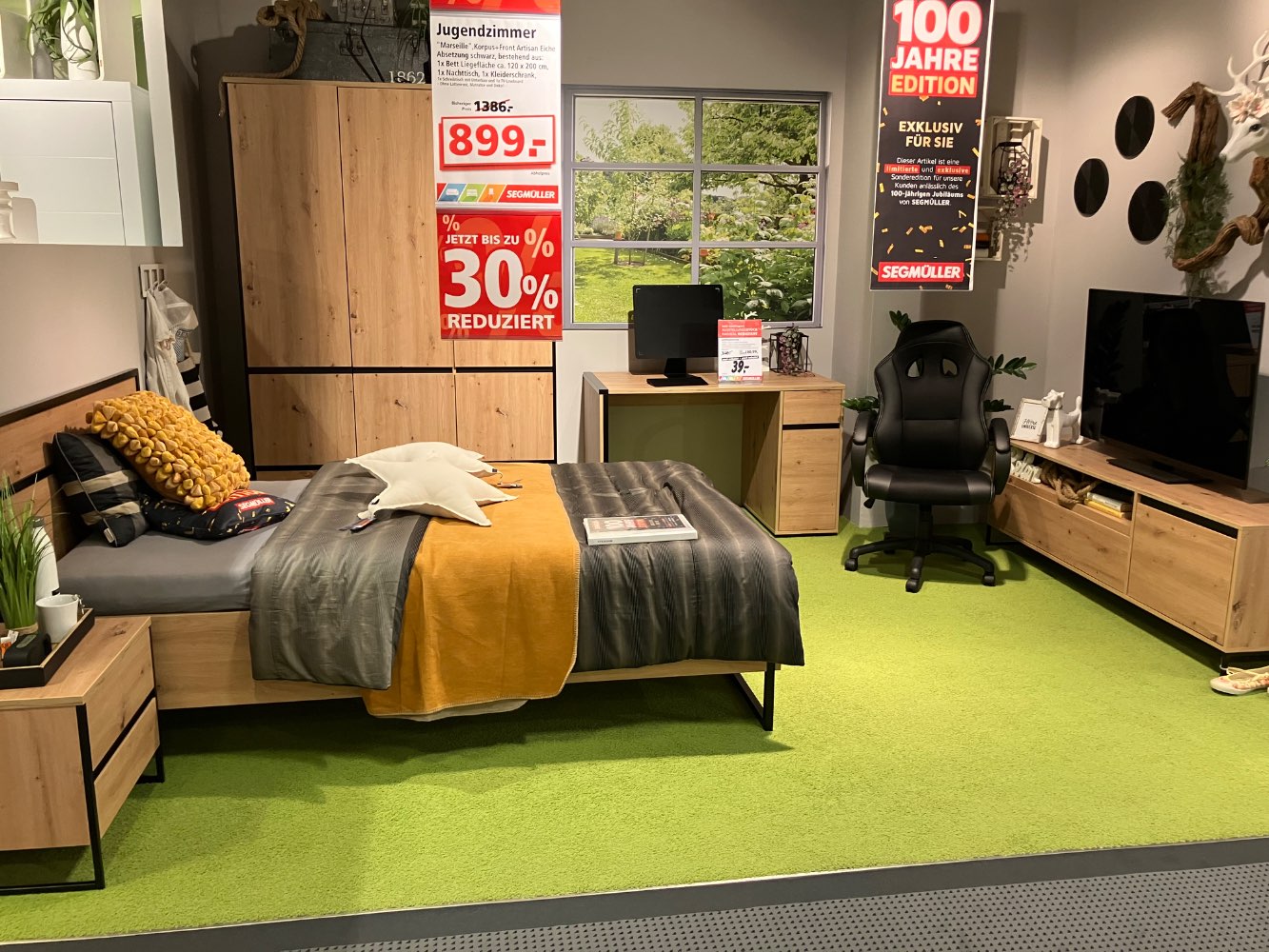 Jugendzimmer mit Schreibtisch und Beimöbel