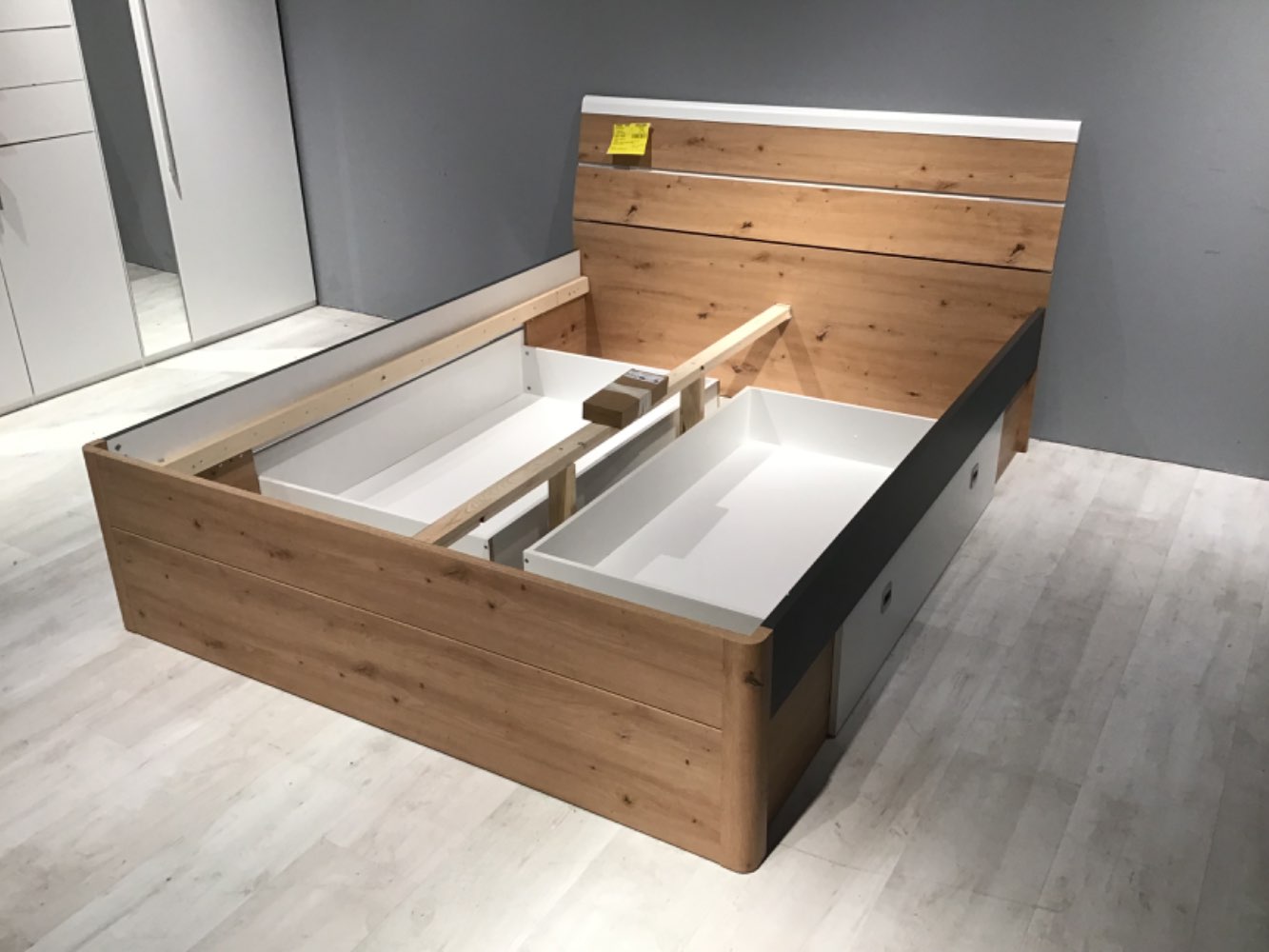 XXXLutz Ausstellungsstück Möbel Stauraumbett Mars Eiche weiß