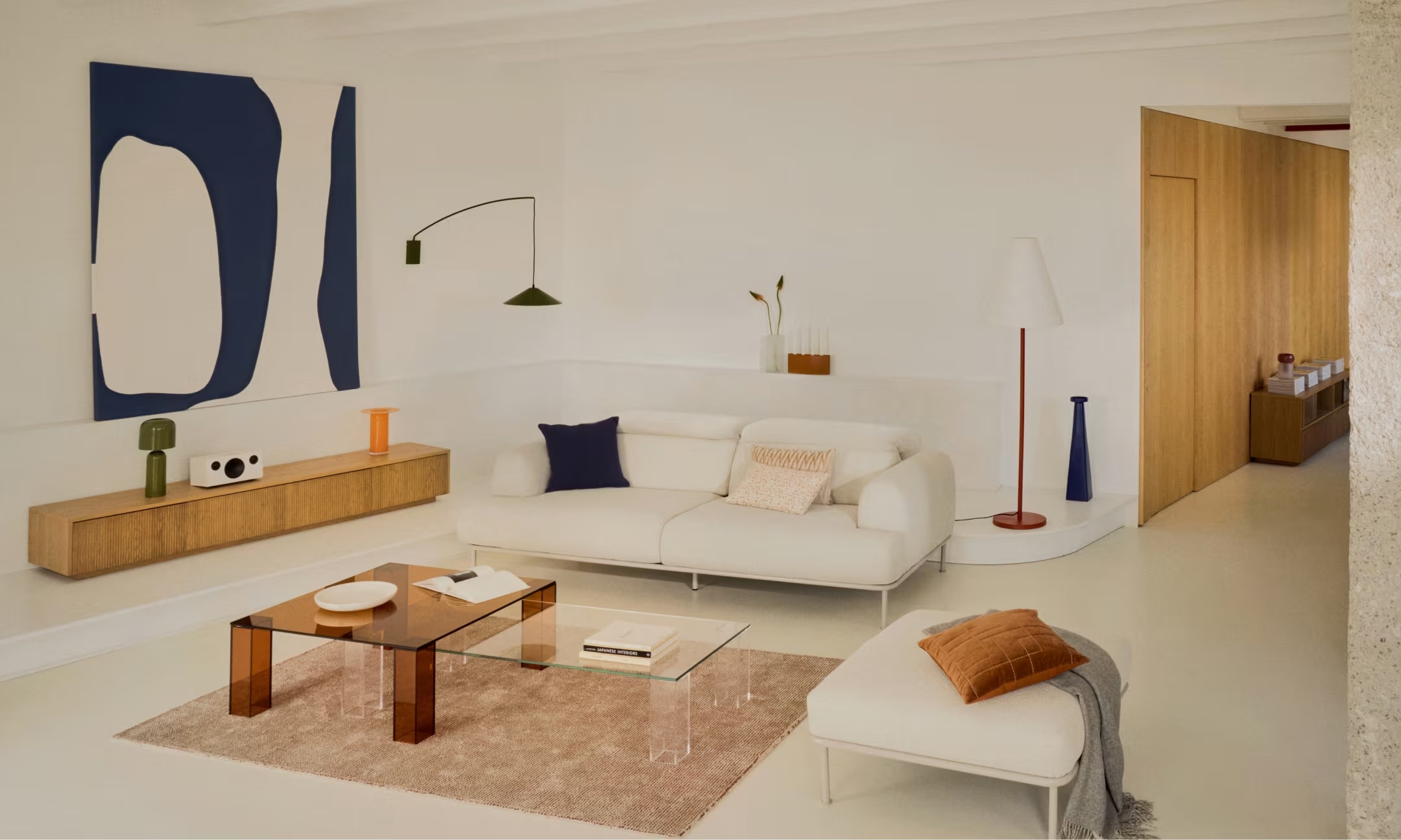 Modernes Wohnzimmer mit einem weißen Sofa