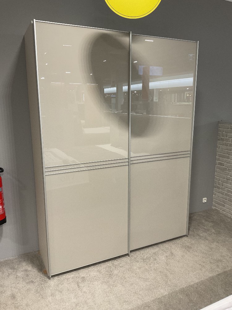 Schwebetürenschrank