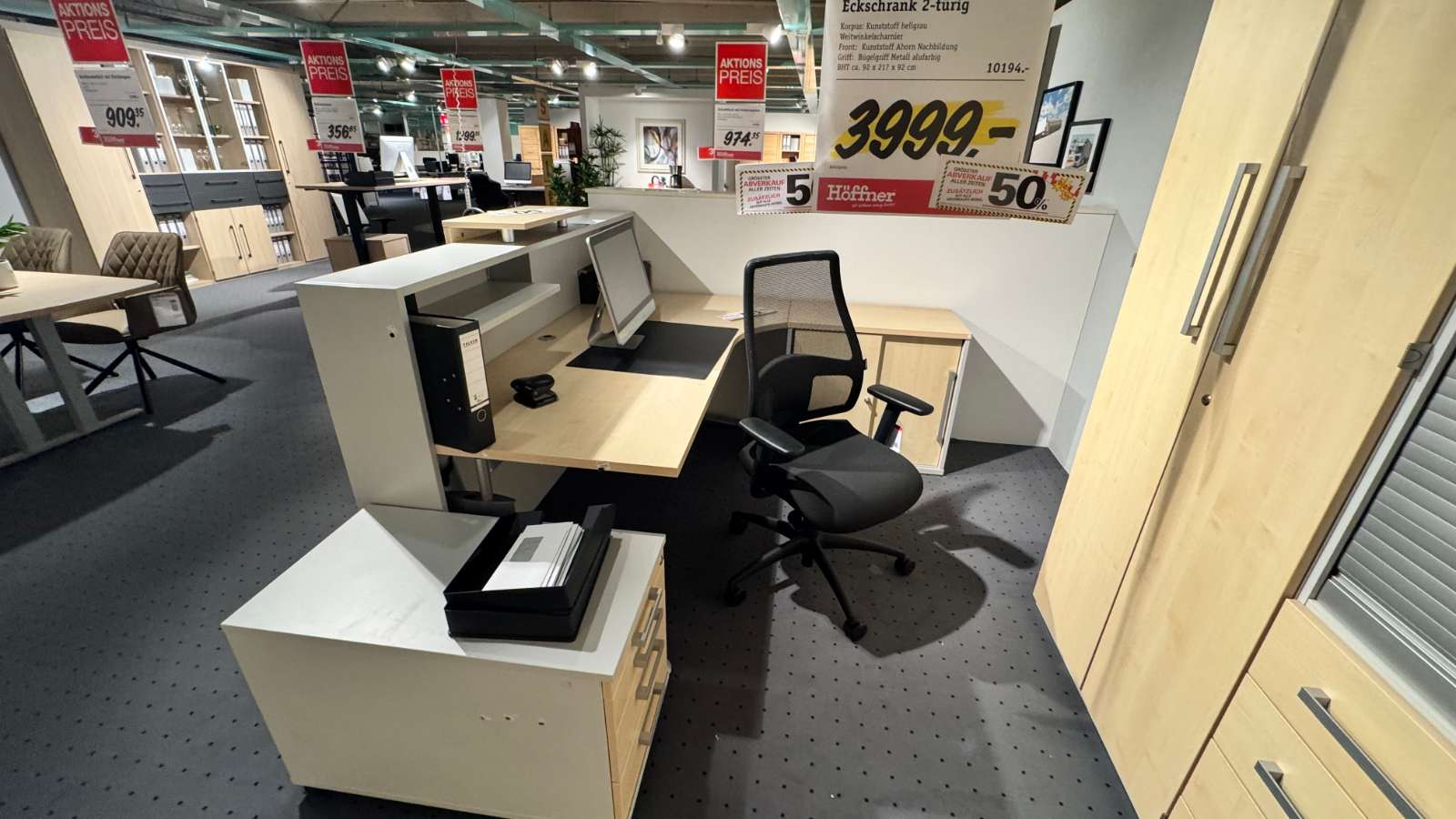 Schreibtisch mit Eckschrank