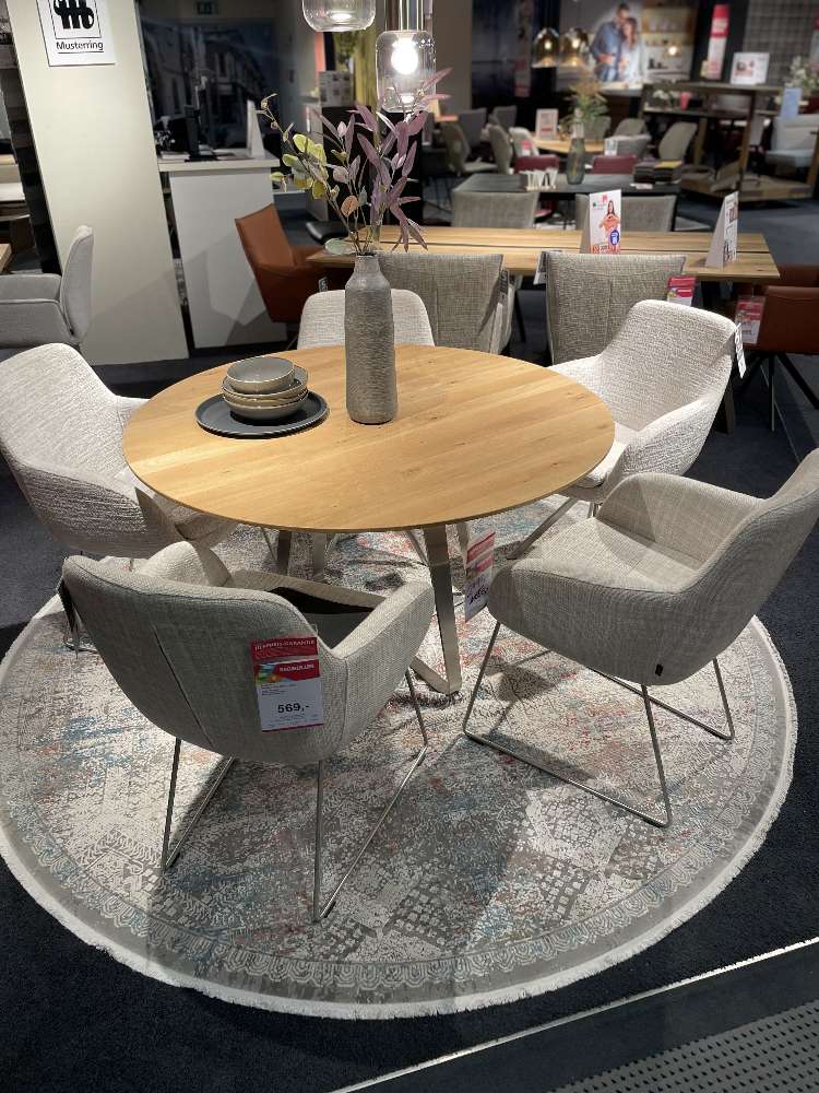 Essgruppe mit Stühlen