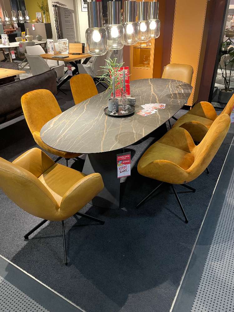 Esstisch mit Stühlen