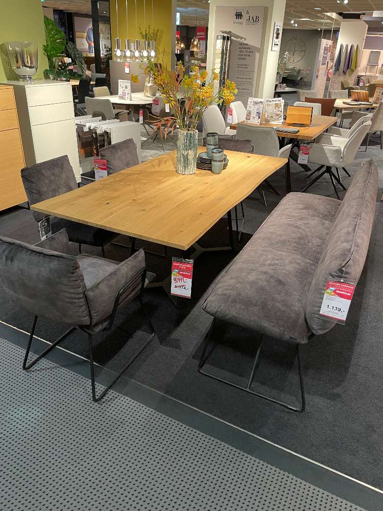 Essgruppe mit Bank und Stühlen