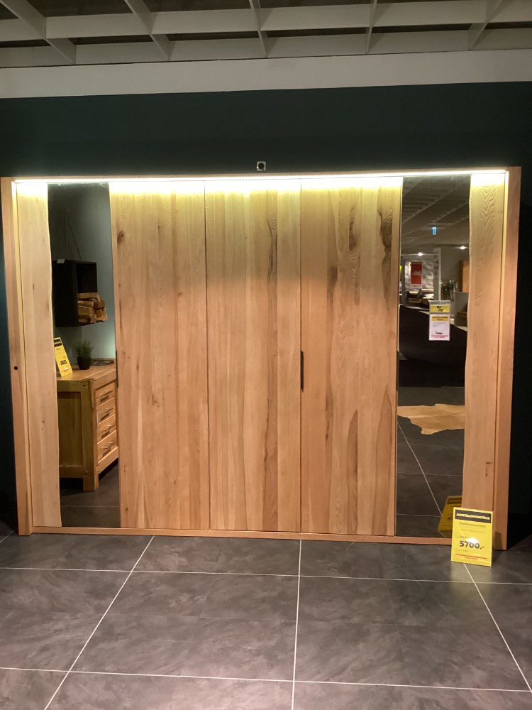 Massivholz-Drehtürenschrank