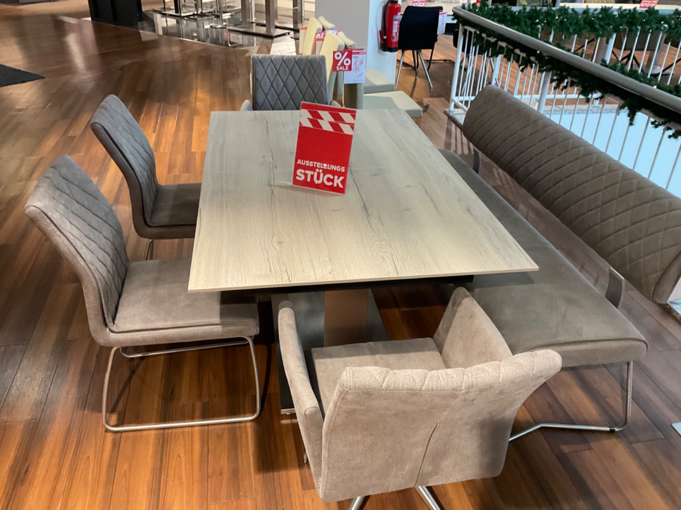 Essgruppe mit Bank und 4 Stühlen