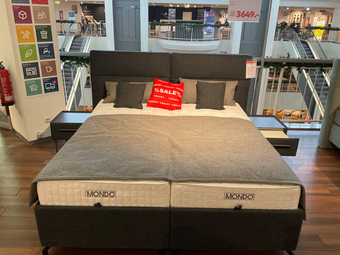 Polsterbett mit Nachtkommoden