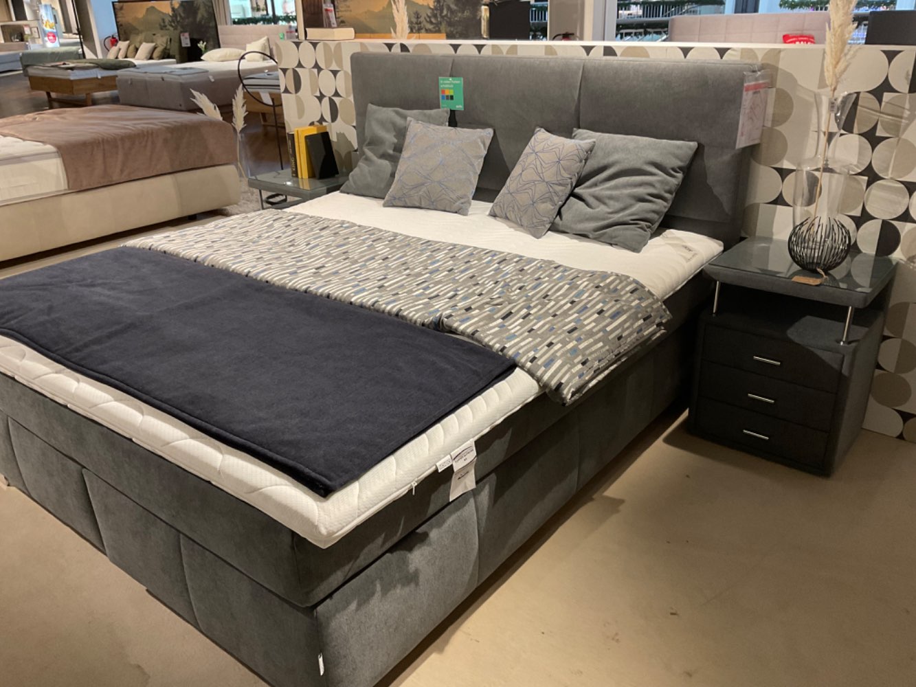 Bett inkl. Nachtkonsolen