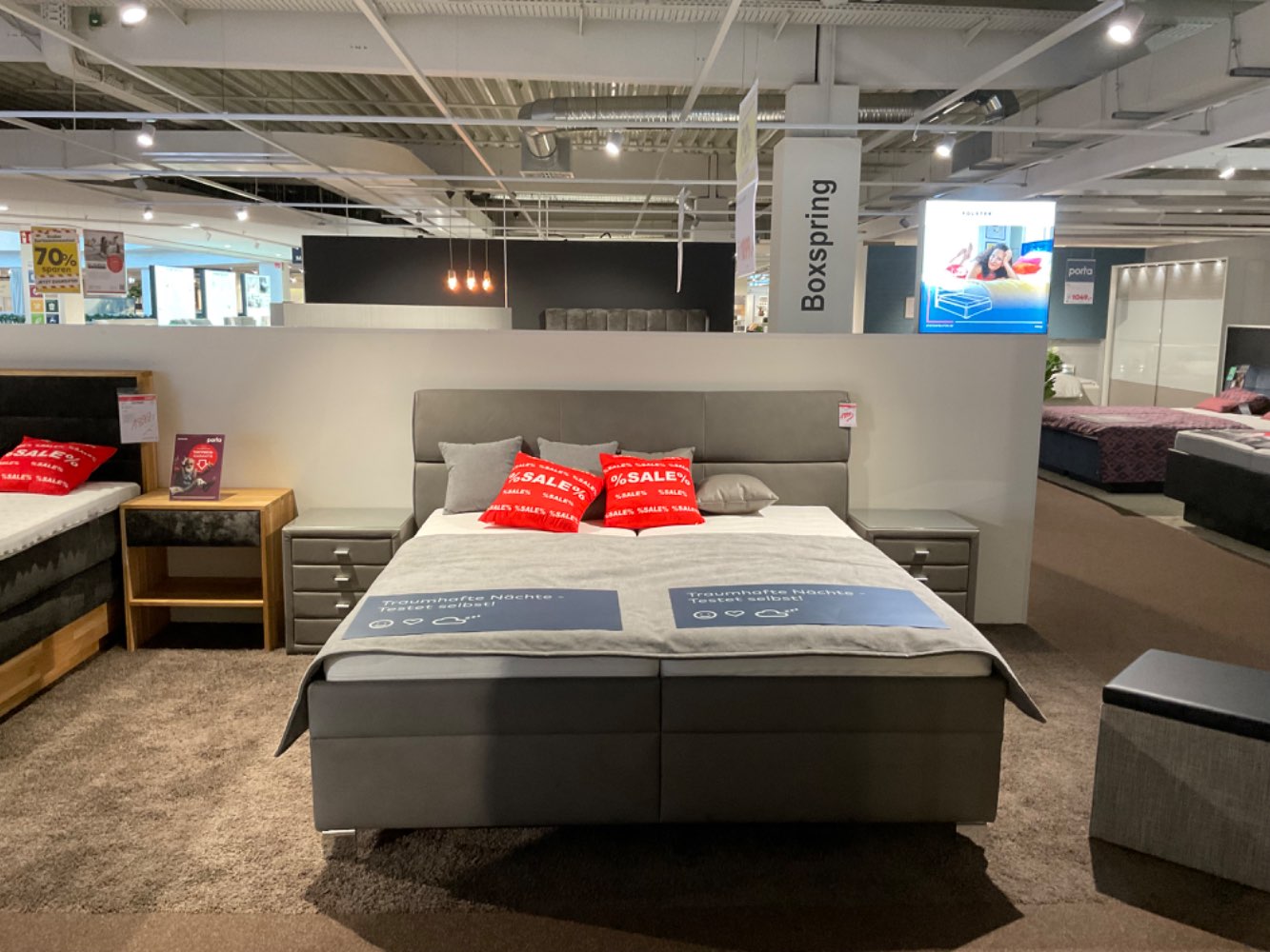 Bett mit Matratzen + Kissenset + Decke + Nachtkonsolen