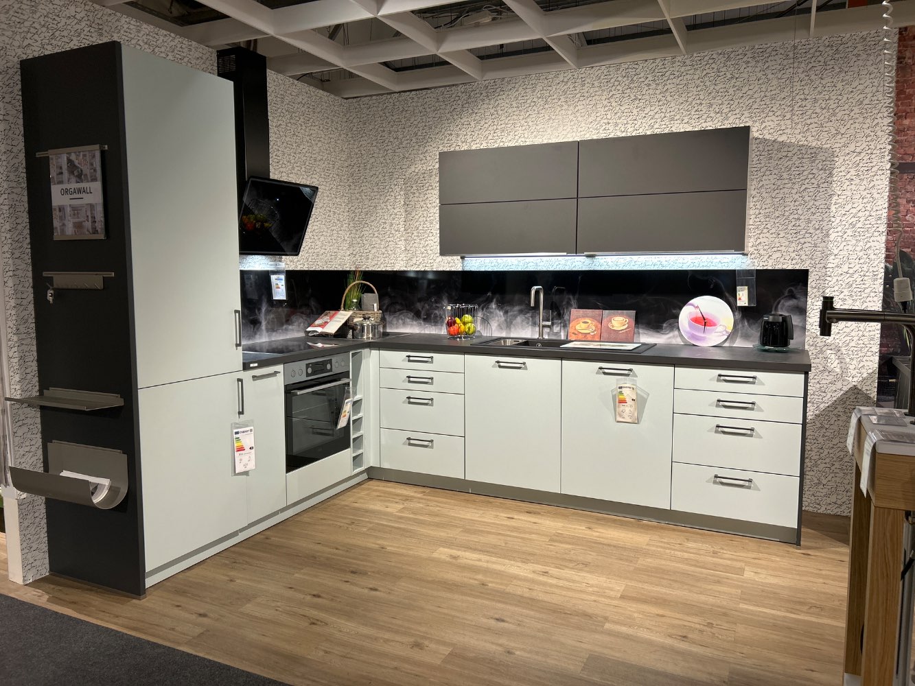 Moderne Einbauküche von Schüller und AEG Geräten, Maß 240x310cm