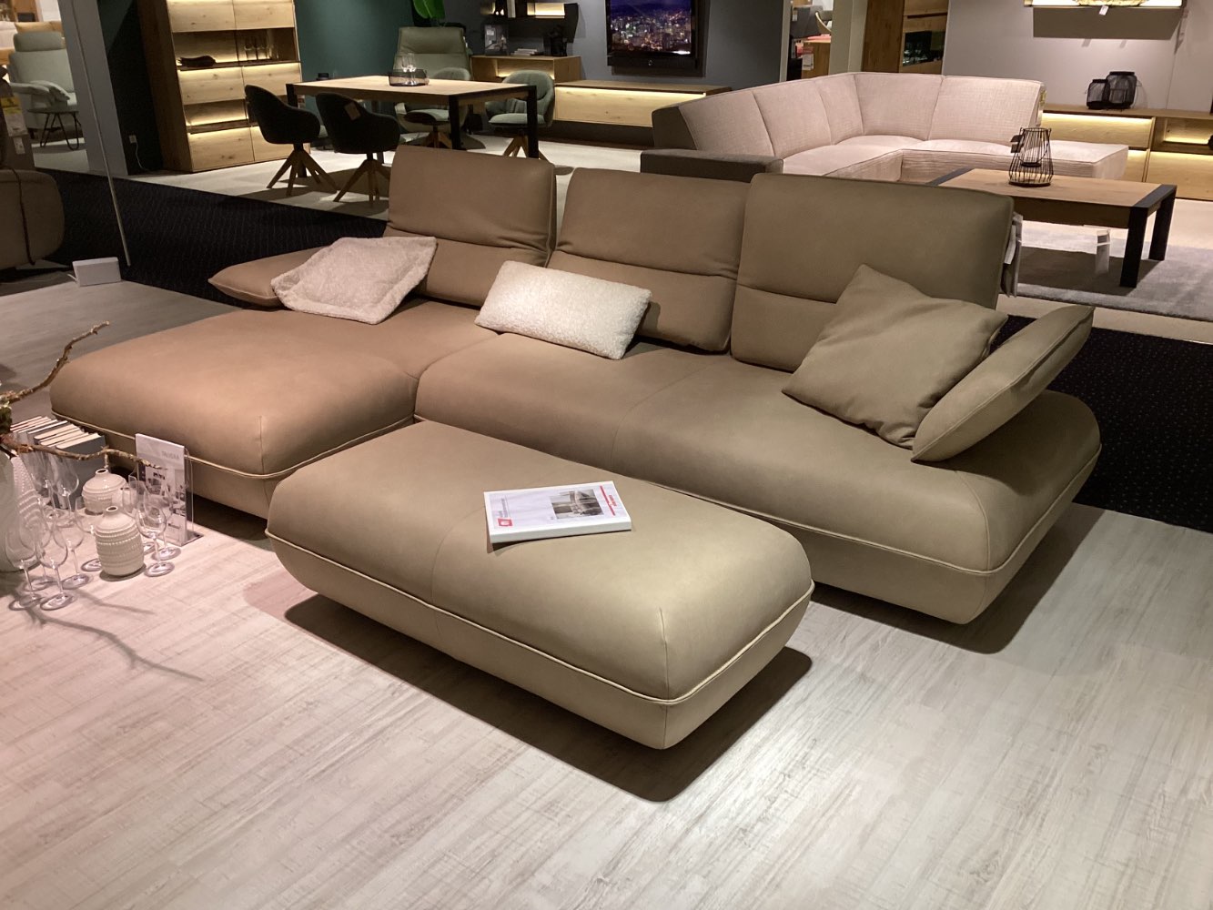 Ecksofa Amy mit Hockerbank und Kissen