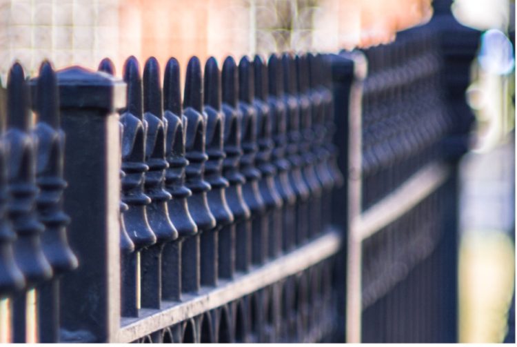 Metallzaun in Schwarz