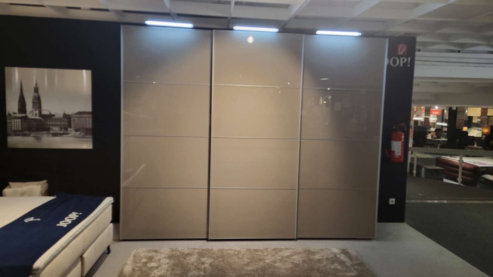 Schwebetürenschrank