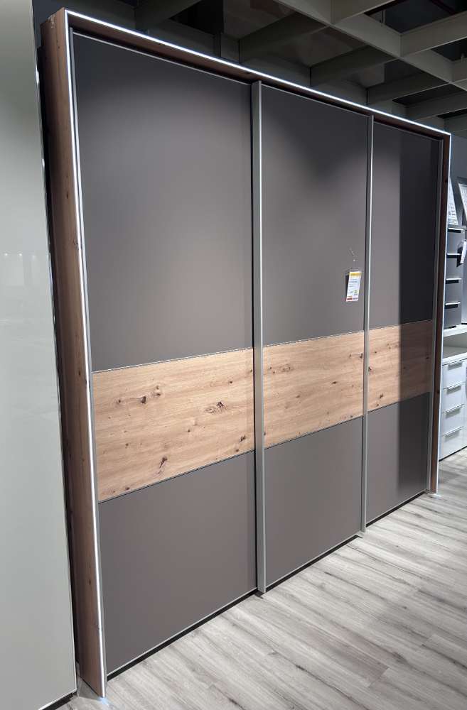 Schwebetürenschrank