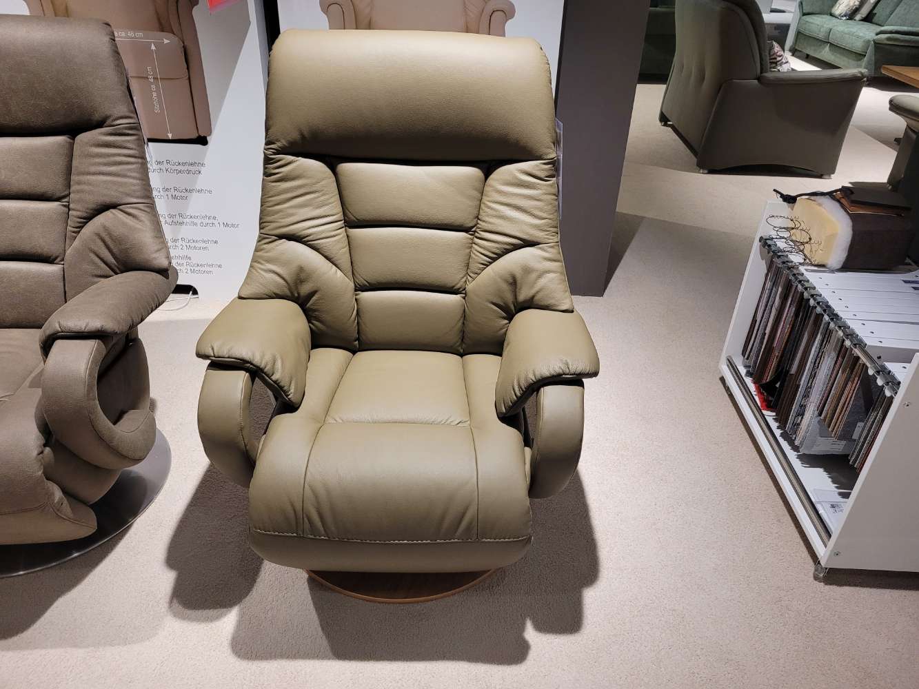 Relaxsessel mit motorischer Funktion und Aufstehhilfe