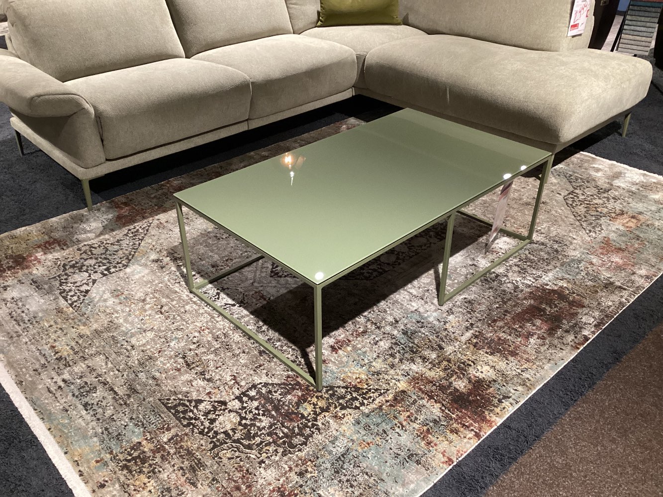 Couchtisch „Garta“, Platte Shiny Glas olive, ca. 120×70 cm